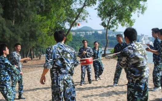 員工體驗(yàn)拓展器械項(xiàng)目訓(xùn)練中
