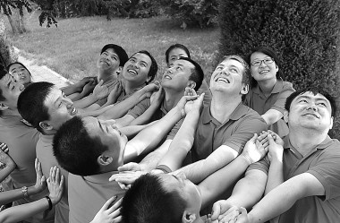 素質(zhì)拓展設(shè)施訓(xùn)練凝聚團(tuán)隊(duì)力量