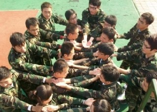 參訓(xùn)城管進(jìn)行信任背摔訓(xùn)練