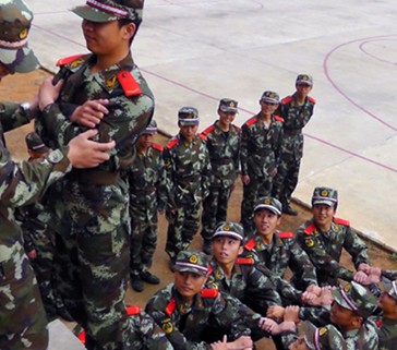 官兵參加心理行為素質(zhì)訓(xùn)練