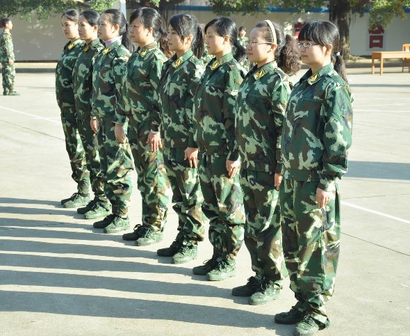 某女子監(jiān)獄民警開展拓展設(shè)施訓(xùn)練活動