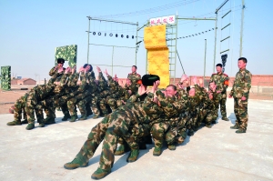 邊防支隊新兵參加拓展器材訓練中