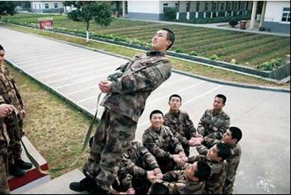 某旅新兵在進(jìn)行拓展設(shè)施訓(xùn)練中