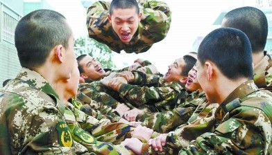 新兵體驗(yàn)拓展器械訓(xùn)練項(xiàng)目中