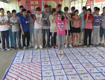 學(xué)生體驗拓展器械訓(xùn)練項目中