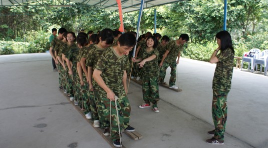 學(xué)員進(jìn)行拓展設(shè)施項(xiàng)目訓(xùn)練中